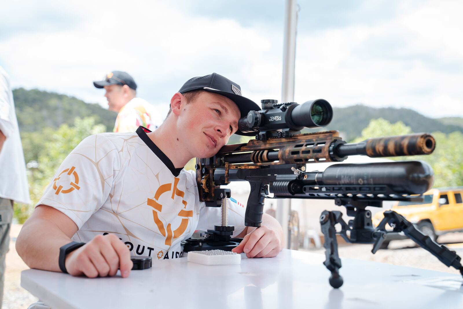Competidor apuntando con un rifle de aire en el Dominican Airgun Challenge